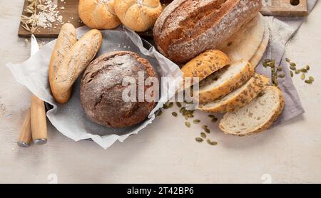 Assortiment de divers délicieux pain fraîchement cuit sur fond blanc, vue de dessus. Banque D'Images