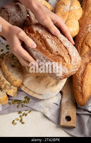Assortiment de divers délicieux pain fraîchement cuit sur fond blanc, vue de dessus. Banque D'Images