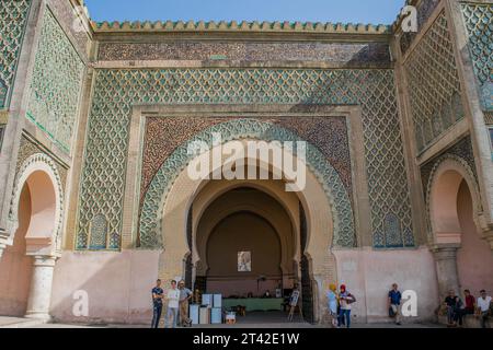 Bab el-Mansour, ou Bab Mansur, la porte monumentale historique de la vieille ville de Meknès, au Maroc, en Afrique du Nord. Situé sur la place el Hedim Banque D'Images