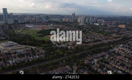 Vue aérienne d'un quartier résidentiel avec des rangées de maisons, des arbres et des espaces verts Banque D'Images