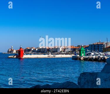 Une scène pittoresque avec un rivage de plage avec plusieurs bâtiments et bateaux dans l'eau Banque D'Images