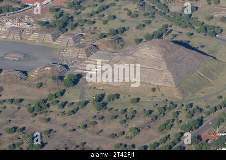 Une vue aérienne de Teotihuacan, Mexique montrant les structures pyramidales anciennes ainsi que le paysage urbain moderne de la région Banque D'Images