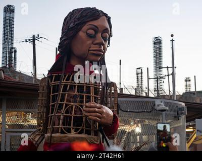 Nogales, Arizona, États-Unis. 27 octobre 2023. Little Amal, la marionnette de 12 pieds d’une réfugiée syrienne se reflète sur le mur frontalier en construction derrière elle, qui sépare les États-Unis et le Mexique. (Image de crédit : © Sue Dorfman/ZUMA Press Wire) USAGE ÉDITORIAL SEULEMENT! Non destiné à UN USAGE commercial ! Banque D'Images