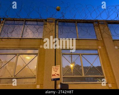 Nogales, Arizona, États-Unis. 27 octobre 2023. Un ballon de football est attrapé dans le fil concertina d'une section nouvellement reconstruite du mur frontalier séparant Nogales Arizona et Nogales, au Mexique. (Image de crédit : © Sue Dorfman/ZUMA Press Wire) USAGE ÉDITORIAL SEULEMENT! Non destiné à UN USAGE commercial ! Banque D'Images