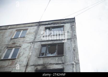 Maison brûlée. Appartement brûlé dans un immeuble de plusieurs étages. Feu dans l'appartement. Vitre cassée. Bâtiment abandonné. Vieux bâtiment sans fenêtres. Banque D'Images