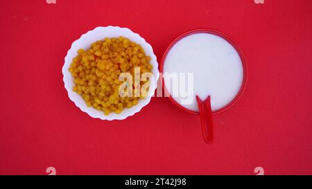 Boondi rabri lait kheer. Indien, dessert bangali mithai. Mithai traditionnel offert au Dieu hindou comme Prasadam ou servi dans des festivals comme Diwali, Holi Banque D'Images