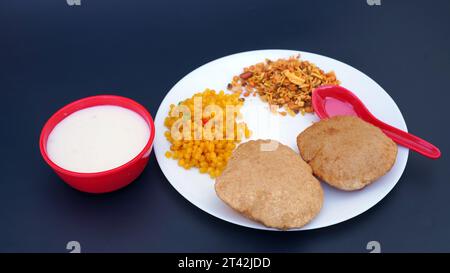 Cuisine indienne - Puri Bhaji et kheer. Recette épicée semi-sèche de pommes de terre du nord de l'Inde également connue sous le nom de Batata ou Aloo ki Sabji, curry de pommes de terre ou curry dum alu Banque D'Images