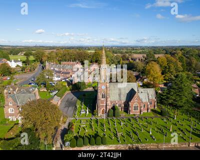 Vue aérienne, église All Saints dans le village anglais de Thornton Hough, Wirral, Merseysdie, Angleterre Banque D'Images