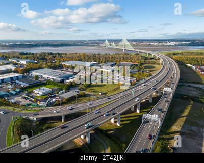 Vue aérienne de la circulation, le pont Mersey Gateway sur la rivière Mersey, Runcorn, Cheshire, Angleterre Banque D'Images