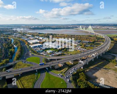 L'antenne de trafic traverse le pont de Mersey Gateway, Runcorn, Cheshire, Angleterre Banque D'Images