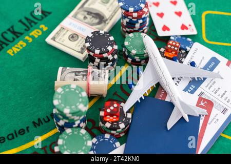 Billets de banque en dollars avec jetons de poker et cartes à jouer Banque D'Images
