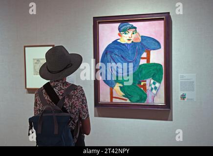 New York, États-Unis. 26 octobre 2023. Un visiteur voit l'œuvre d'Henri Matisse 'Young Sailor II' lors de l'exposition 'Vertigo of Color : Matisse, Derain, and the Origins of Fauvism' au Metropolitan Museum of Art de New York, aux États-Unis, le 26 octobre 2023. Crédit : Li Rui/Xinhua/Alamy Live News Banque D'Images