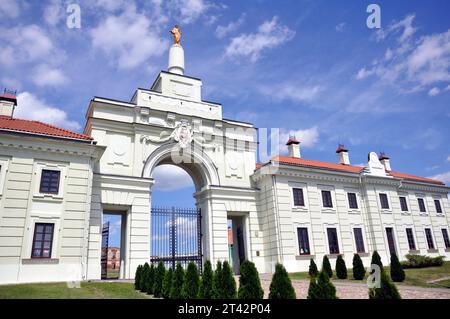 Porte d'entrée du palais Ruzhany Sapieha dans la ville de Ruzhany, région de Brest, Biélorussie. Banque D'Images