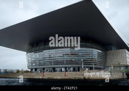 Vue extérieure d'un bâtiment en bord de mer situé dans un port portuaire, entouré de bateaux et de l'océan Banque D'Images