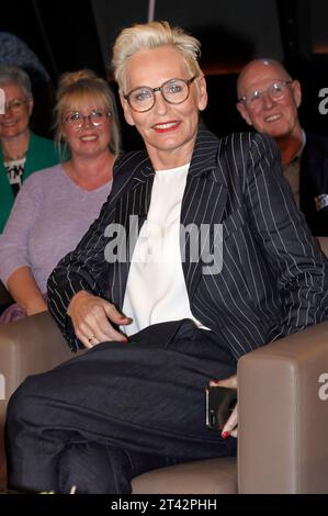 Bärbel Schäfer BEI der Aufzeichnung der NDR Talk Show im NDR Fernsehstudio Lokstedt. Hambourg, 27.10.2023 *** Bärbel Schäfer à l'enregistrement du NDR Talk Show dans le studio de télévision NDR Lokstedt Hambourg, 27 10 2023 Foto:XH.xHartmannx/xFuturexImagex ndr talk2710 3072 Credit : Imago/Alamy Live News Banque D'Images