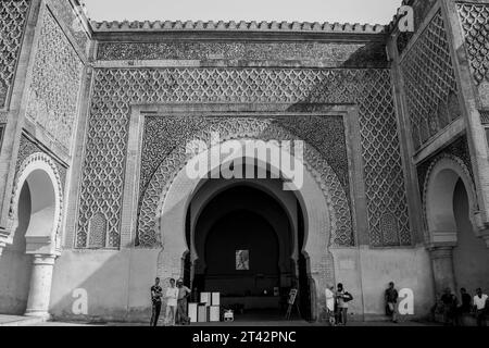 Bab el-Mansour, ou Bab Mansur, la porte monumentale historique de la vieille ville de Meknès, au Maroc, en Afrique du Nord. Situé sur la place el Hedim Banque D'Images