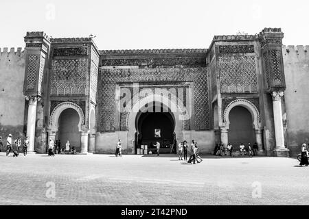 Bab el-Mansour, ou Bab Mansur, la porte monumentale historique de la vieille ville de Meknès, au Maroc, en Afrique du Nord. Situé sur la place el Hedim Banque D'Images