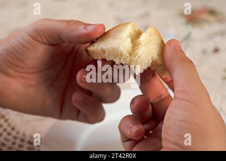 casser dans vos mains un petit morceau de pain au levain blanc à base de blé dur Banque D'Images