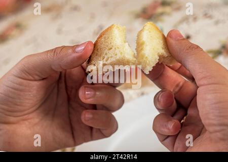 casser dans vos mains un petit morceau de pain au levain blanc à base de blé dur Banque D'Images