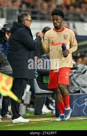 L'entraîneur-chef Franck Haise du RC Lens et Elye Wahi (9) du RC Lens photographiés lors du match de la Ligue des Champions 3 dans le groupe B de la saison 2023-2024 entre le Racing Club de Lens et le PSV Eindhoven le 24 octobre 2023 à Lens, France. (Photo de David Catry / sportpix ) Banque D'Images