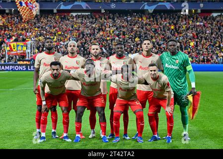 Joueurs de Lens avec Kevin Danso (4) de RC Lens, Facundo Medina (14) de RC Lens, Jonathan Gradit (24) de RC Lens, Salis Abdul Samed (6) de RC Lens, Florian Sotoca (7) de RC Lens, Brice Samba (30) de RC Lens, Angelo Fulgini (11) de RC Lens, Deiver Machado (3 ans) du RC Lens, Nampalys Mendy (26 ans) du RC Lens et Przemyslaw Frankowski (29 ans) du RC Lens posent pour une photo d'équipe lors du match de l'UEFA Champions League 3 dans le groupe B lors de la saison 2023-2024 entre le Racing Club de Lens et le PSV Eindhoven le 24 octobre, 2023 à Lens, France. (Photo de David Catry/sportpix ) Banque D'Images