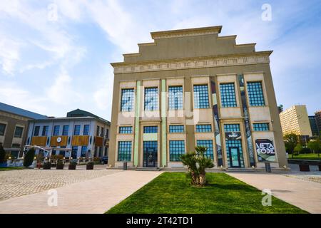 Un grand entrepôt dans le vieux port, maintenant réaménagé comme un centre culturel, espace. Au Centre d’art contemporain YARAT à Bakou, Azerbaïdjan. Banque D'Images