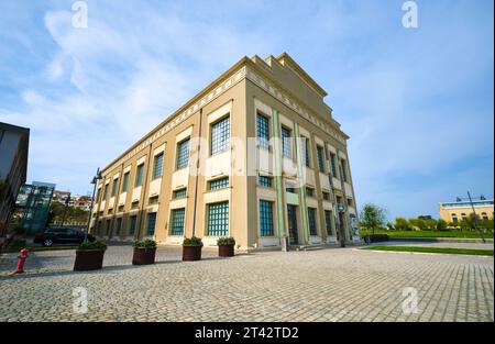 Un grand entrepôt dans le vieux port, maintenant réaménagé comme un centre culturel, espace. Au Centre d’art contemporain YARAT à Bakou, Azerbaïdjan. Banque D'Images