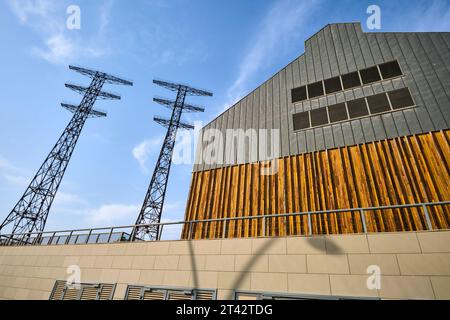 Un grand entrepôt dans le vieux port, maintenant réaménagé comme un centre culturel, espace. Au Centre d’art contemporain YARAT à Bakou, Azerbaïdjan. Banque D'Images