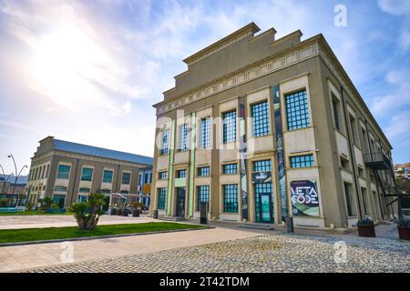 Un grand entrepôt dans le vieux port, maintenant réaménagé comme un centre culturel, espace. Au Centre d’art contemporain YARAT à Bakou, Azerbaïdjan. Banque D'Images