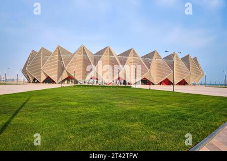 Une vue de l'extérieur dentelé avec un grand panneau découpé sur l'herbe avant. Au bâtiment de l'arène Baku Crystal Hall à Bakou, Azerbaïdjan. Banque D'Images