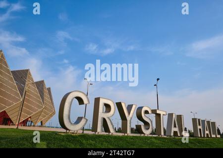 Une vue de l'extérieur dentelé avec un grand panneau découpé sur l'herbe avant. Au bâtiment de l'arène Baku Crystal Hall à Bakou, Azerbaïdjan. Banque D'Images