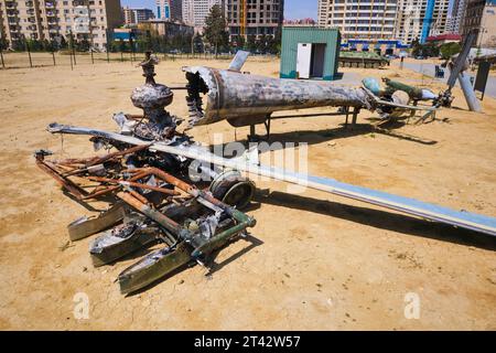 Naufrage rouillé d'un avion ou d'un hélicoptère. Au parc des trophées militaires, commémorant la guerre du Haut-Karabakh de 2020. À Bakou, Azerbaïdjan Banque D'Images