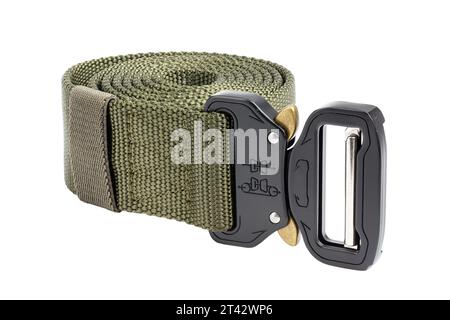 Ceinture de fixation en nylon pour hommes verte isolée sur fond blanc. Le fichier contient un chemin d'écrêtage. Banque D'Images