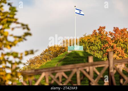 28 octobre 2023, Brandebourg, Branitz : un drapeau israélien flotte au-dessus de la pyramide terrestre dans le parc Fürst-Pückler. En signe de solidarité avec les victimes de l’attentat terroriste en Israël et à l’occasion du concert de solidarité au Théâtre d’État de Cottbus le 31 octobre, le Parc du Musée du Prince Pückler et la Fondation du Château de Branitz démontrent également leur solidarité avec les Juifs de ce pays et du monde entier. Le prince Pückler a préconisé l'égalité des droits pour les Juifs en Prusse au 19e siècle. Le 30 octobre est son anniversaire. A cette occasion, un drapeau est traditionnellement hissé à la pyramide du parc Branitz. Banque D'Images