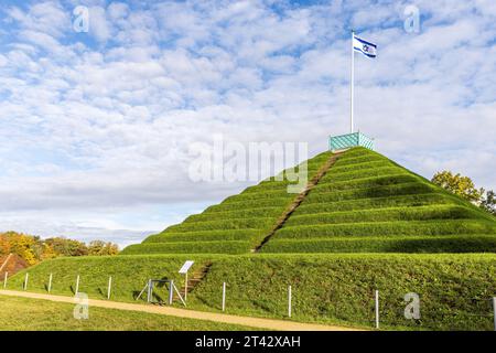 28 octobre 2023, Brandebourg, Branitz : un drapeau israélien flotte au-dessus de la pyramide terrestre dans le parc Fürst-Pückler. En signe de solidarité avec les victimes de l’attentat terroriste en Israël et à l’occasion du concert de solidarité au Théâtre d’État de Cottbus le 31 octobre, le Parc du Musée du Prince Pückler et la Fondation du Château de Branitz démontrent également leur solidarité avec les Juifs de ce pays et du monde entier. Le prince Pückler a préconisé l'égalité des droits pour les Juifs en Prusse au 19e siècle. Le 30 octobre est son anniversaire. A cette occasion, un drapeau est traditionnellement hissé à la pyramide du parc Branitz. Banque D'Images