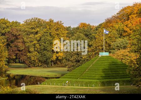 28 octobre 2023, Brandebourg, Branitz : un drapeau israélien flotte au-dessus de la pyramide terrestre dans le parc Fürst-Pückler. En signe de solidarité avec les victimes de l’attentat terroriste en Israël et à l’occasion du concert de solidarité au Théâtre d’État de Cottbus le 31 octobre, le Parc du Musée du Prince Pückler et la Fondation du Château de Branitz démontrent également leur solidarité avec les Juifs de ce pays et du monde entier. Le prince Pückler a préconisé l'égalité des droits pour les Juifs en Prusse au 19e siècle. Le 30 octobre est son anniversaire. A cette occasion, un drapeau est traditionnellement hissé à la pyramide du parc Branitz. Banque D'Images