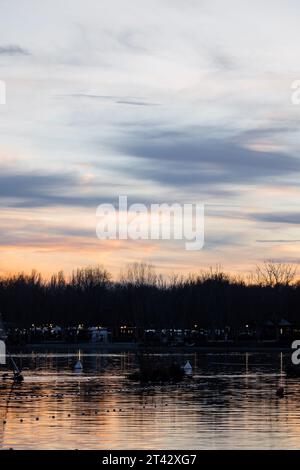 Belle Skyline du lac Casa de Campo au coucher du soleil à Madrid, Espagne. 12 mars 2023 Banque D'Images