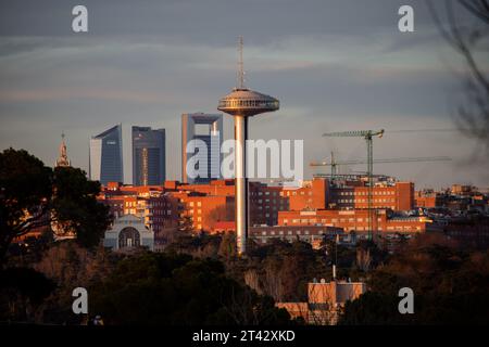 12 mars 2023, Madrid, Espagne. Vues de Madrid, capitale de l'Espagne. Trois tours célèbres et le phare de Moncloa Banque D'Images