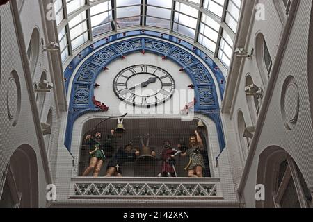 L'horloge Ivanhoe est située à l'extrémité ouest de Thornton's Arcade, Leeds Banque D'Images