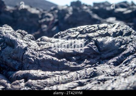 Variété de formes de lave solidifiée basaltique : lave discoïdale, lave visqueuse, gâteau. Kamchatka Banque D'Images