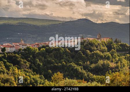 Agnone (Agnèune en dialecte local) est une ville italienne de 4921 habitants dans la province d'Isernia en Molise. Banque D'Images