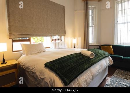 Chambre domestique de luxe avec lit double et lampes de chevet, espace copie Banque D'Images