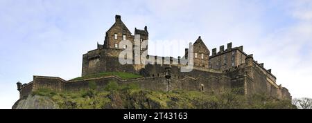 Vue printanière sur le château d'Édimbourg depuis Princes Street Gardens, ville d'Édimbourg, Écosse, Royaume-Uni Banque D'Images