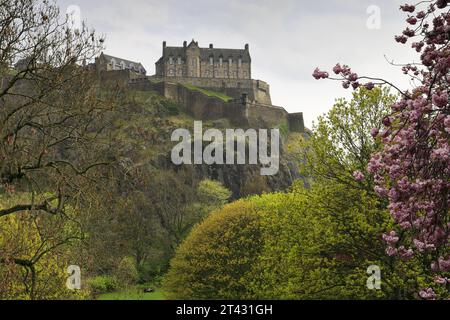 Vue printanière sur le château d'Édimbourg depuis Princes Street Gardens, ville d'Édimbourg, Écosse, Royaume-Uni Banque D'Images