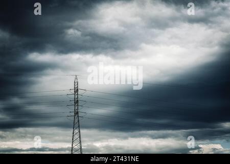 Lignes électriques à haute tension contre un ciel gris dramatique, Espagne Banque D'Images