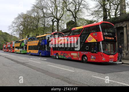 Bus touristiques consécutifs, Waterloo place, centre-ville d'Édimbourg, Écosse, Royaume-Uni Banque D'Images