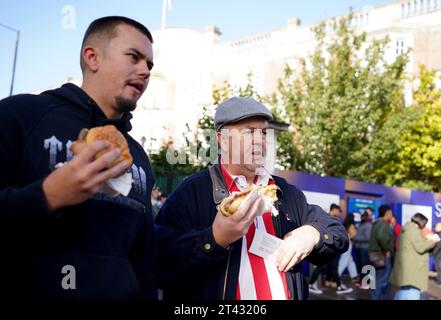 Fans de Brentford avant le match de Premier League entre Chelsea et Brentford à Stamford Bridge, Londres. Date de la photo : Samedi 28 octobre 2023. Banque D'Images