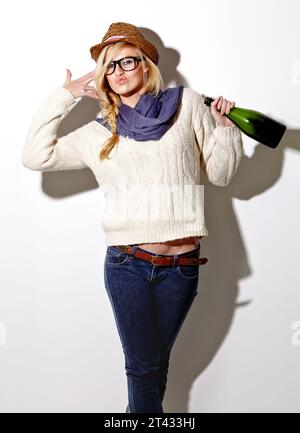 Champagne, ivrogne ou portrait de femme en studio pour une fête amusante, fête ou événement adulte. Visage, arme de poing ou personne sauvage buvant de l'alcool ou Banque D'Images