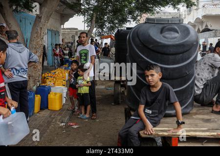 Rafah, Territoires palestiniens. 28 octobre 2023. Les Palestiniens attendent à un point de remplissage d’eau pour remplir leurs conteneurs d’eau, au milieu des combats en cours entre Israël et le groupe palestinien Hamas. Crédit : Abed Rahim Khatib/dpa/Alamy Live News Banque D'Images