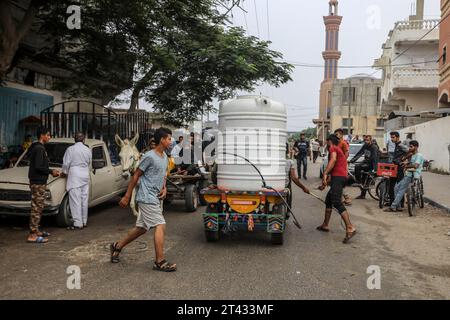 Rafah, Territoires palestiniens. 28 octobre 2023. Les Palestiniens attendent à un point de remplissage d’eau pour remplir leurs conteneurs d’eau, au milieu des combats en cours entre Israël et le groupe palestinien Hamas. Crédit : Abed Rahim Khatib/dpa/Alamy Live News Banque D'Images